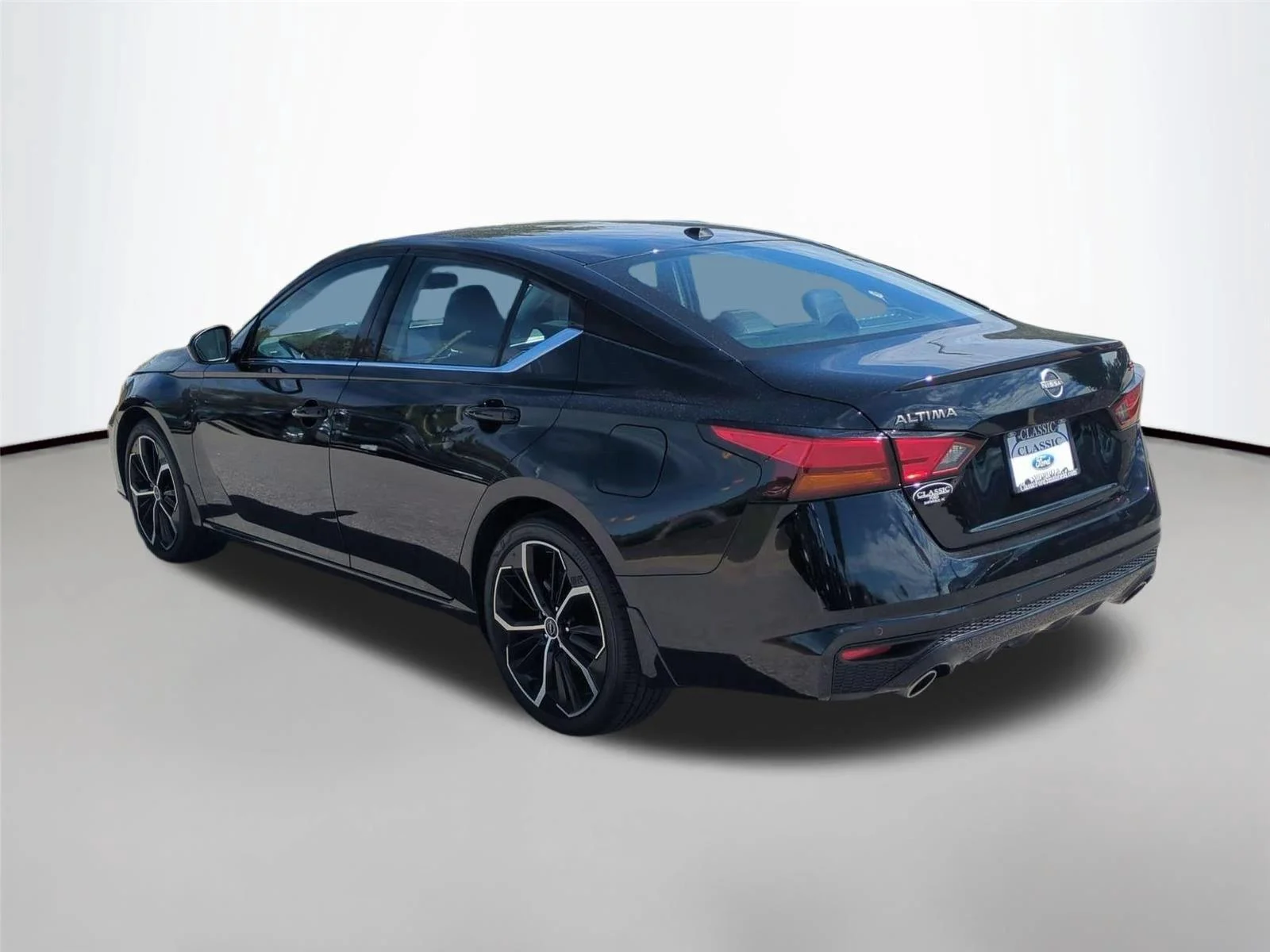Used 2025 Super Black Nissan SR image 3
