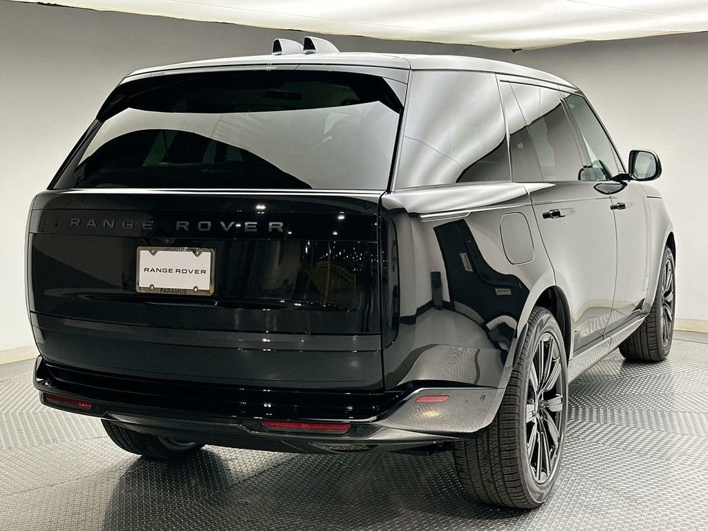 New 2027 Santorini Black Land Rover SE image 3