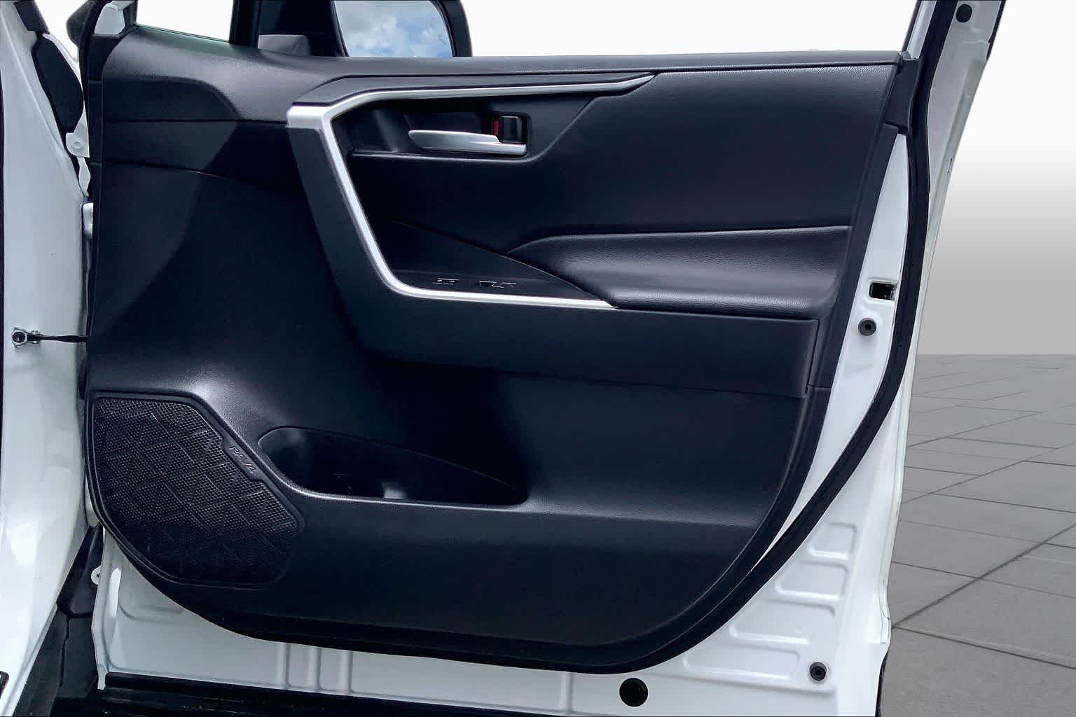 Used 2025 Wind Chill Pearl Toyota XLE Premium image 22