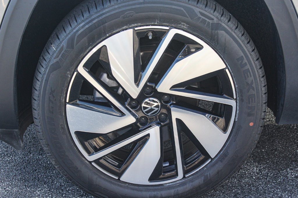 Used 2024 Gray Volkswagen 2.0T SEL image 27