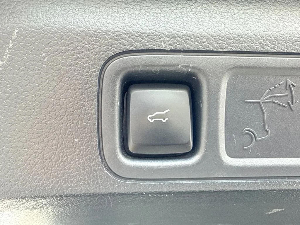 Used 2024 Silver Ford XLT image 8
