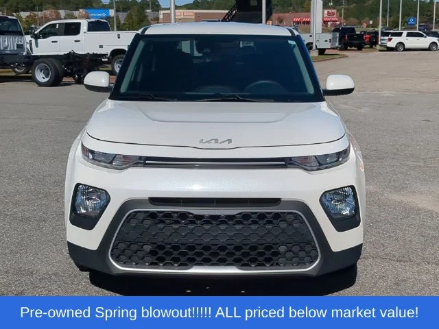 Used 2022 White Kia LX image 16