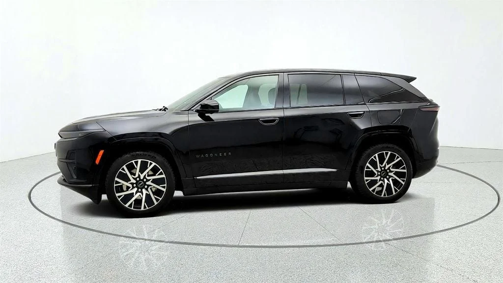 Used 2025 Diamond Black Crystal Pearlcoat Jeep Limited AWD w/ Dark Appearance Package image 8