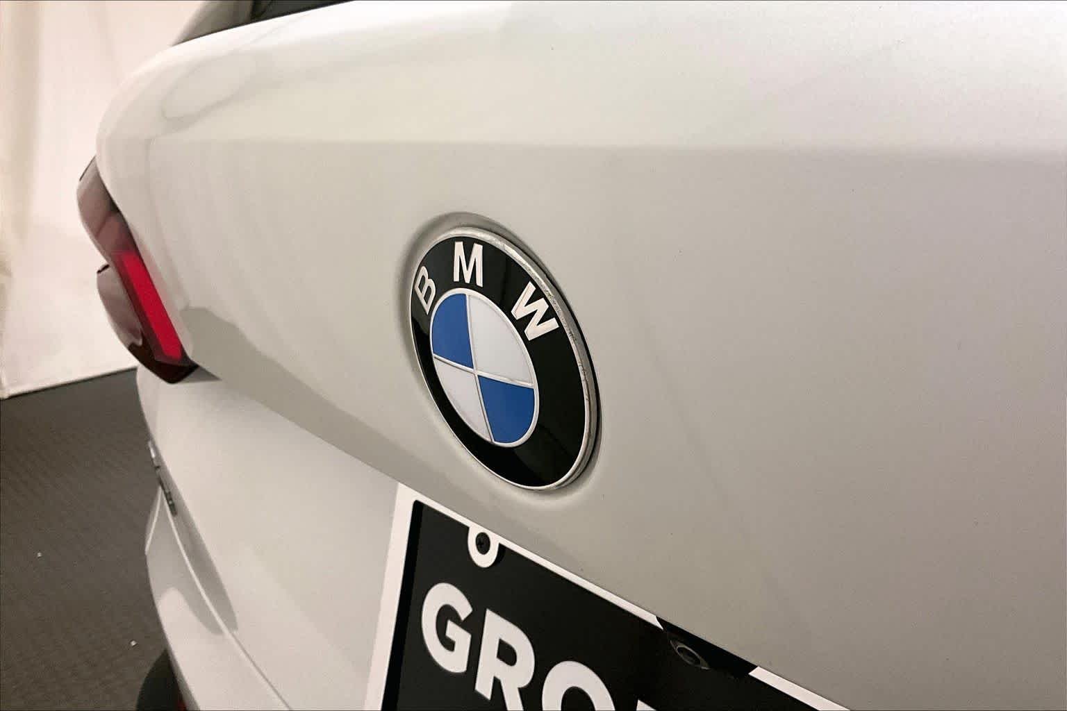Used 2019 Mineral White Metallic BMW xDrive40i image 32