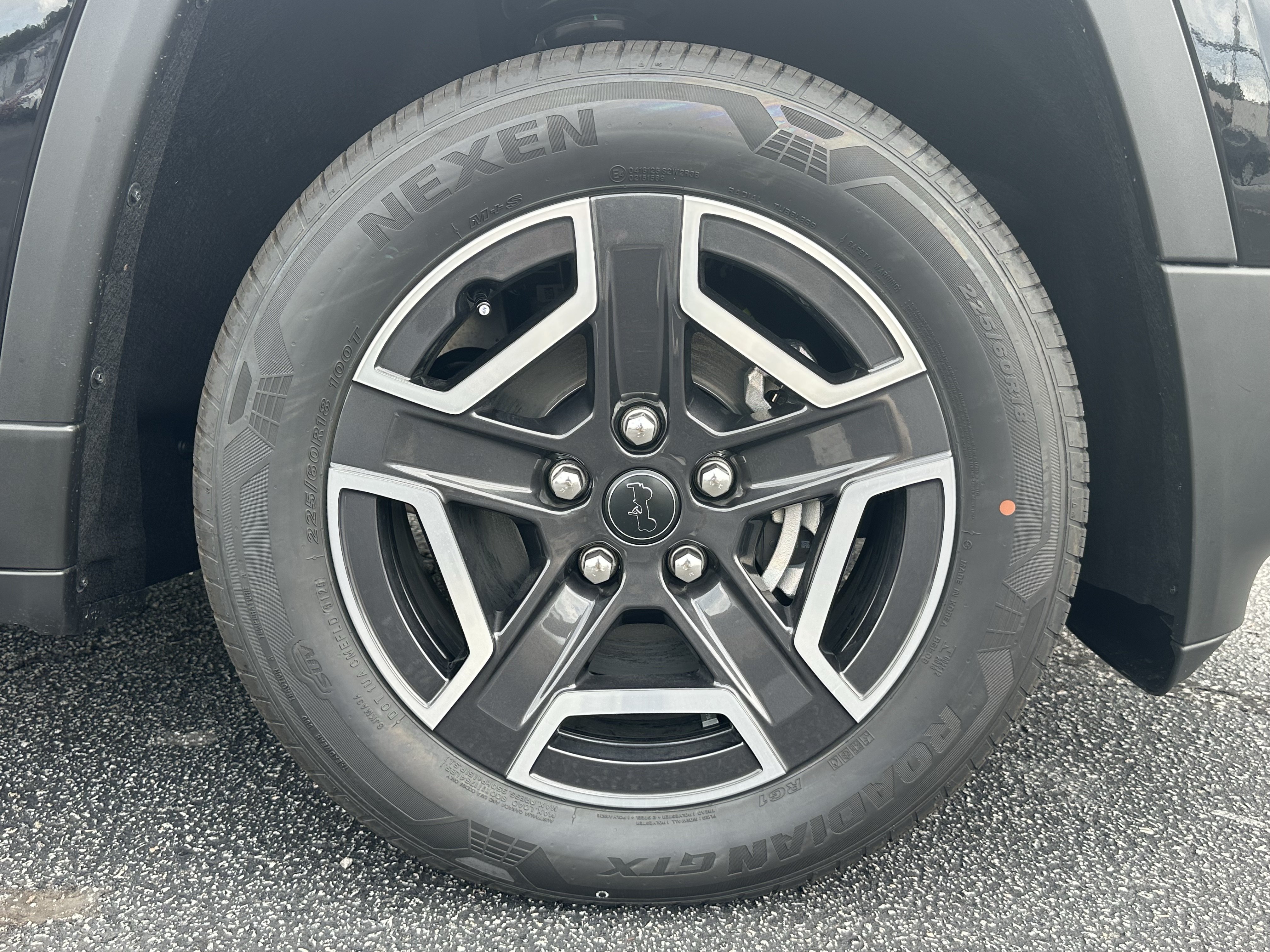 New 2026 Diamond Black Crystal Pearlcoat Jeep Laredo image 13