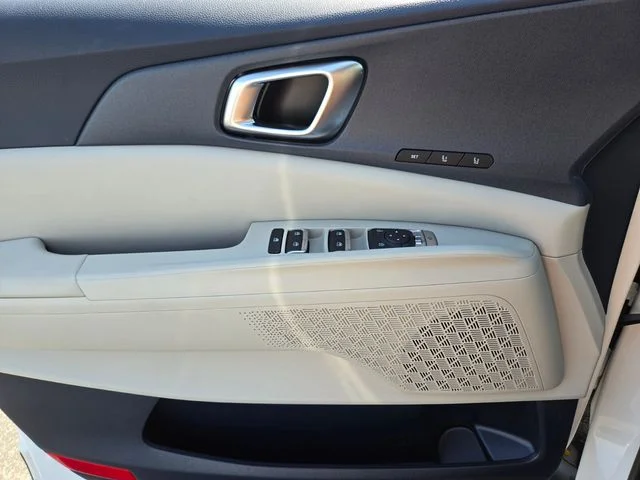 Used 2025 White Kia SX image 36