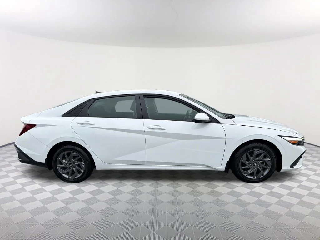 Used 2024 White Hyundai SEL image 4