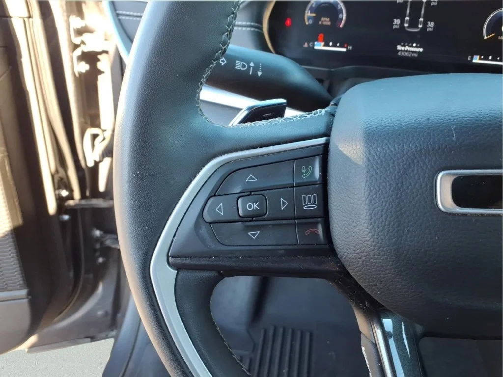 Used 2023 Gray Jeep Altitude image 25