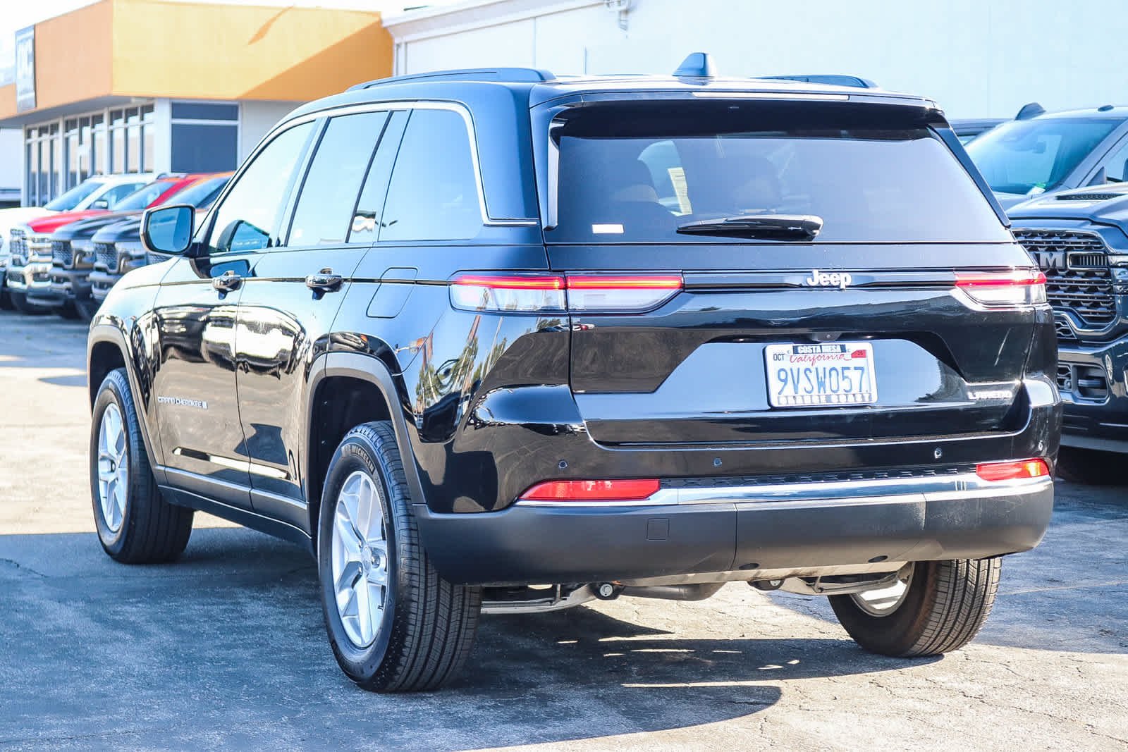 Used 2025 Diamond Black Crystal Pearlcoat Jeep Laredo X image 5