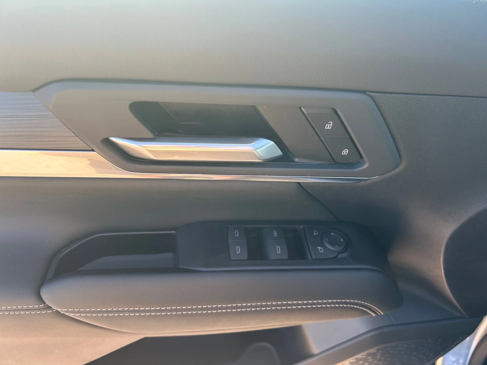 New 2027 Sterling Metallic GMC AWD Elevation image 16