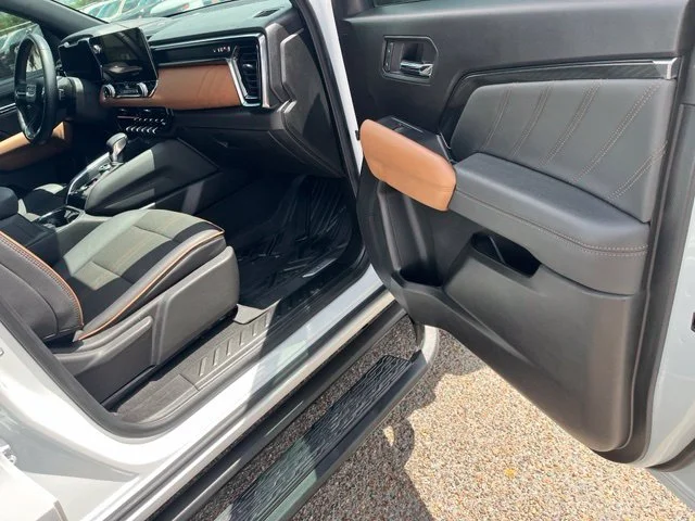 Used 2024 White GMC AT4 image 21