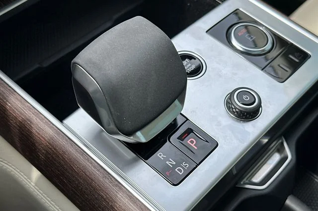 Used 2023 Lantau Bronze Metallic Land Rover Autobiography image 20