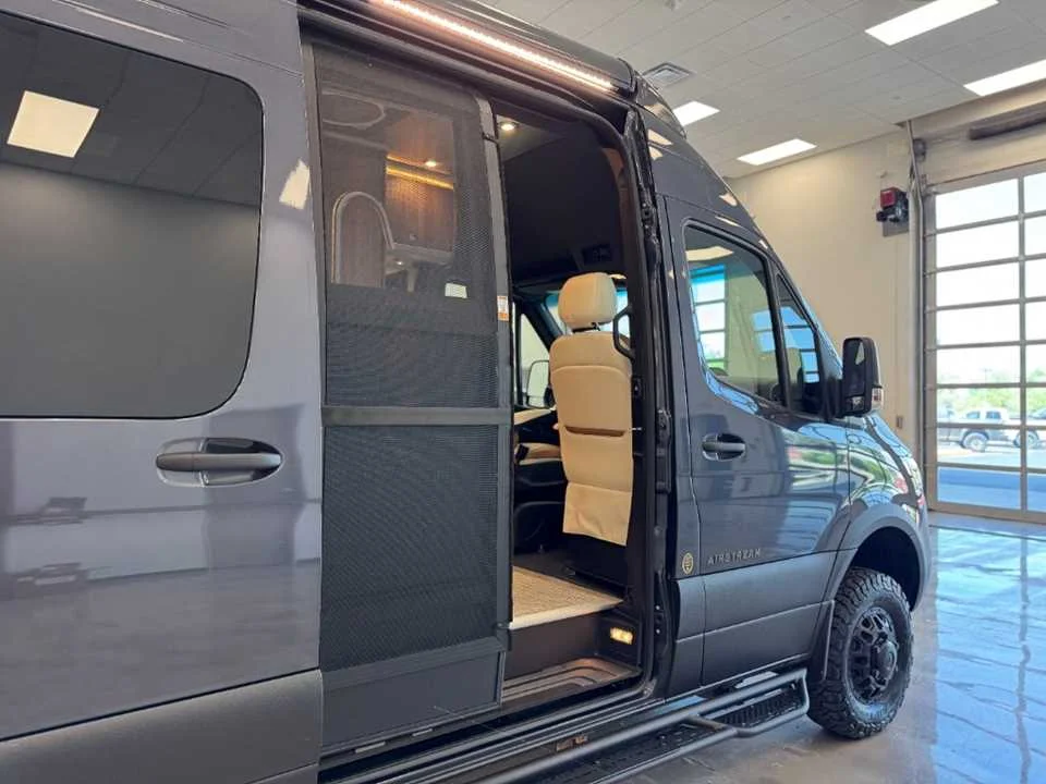 New 2027 TENORITE GREY PREMIUM METALLIC AIRSTREAM  image 11