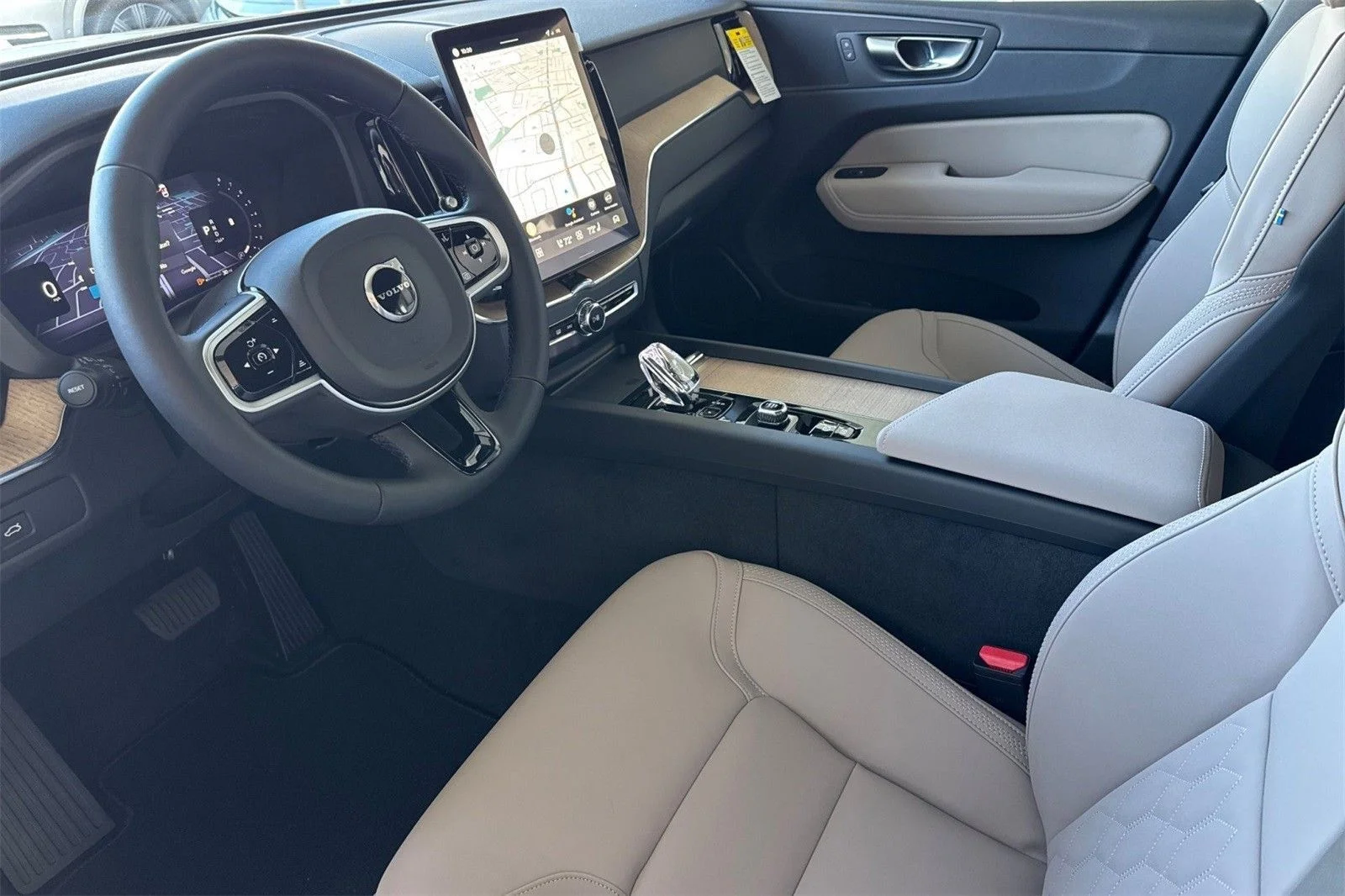 2026 Volvo XC60 Plus - Photo 13