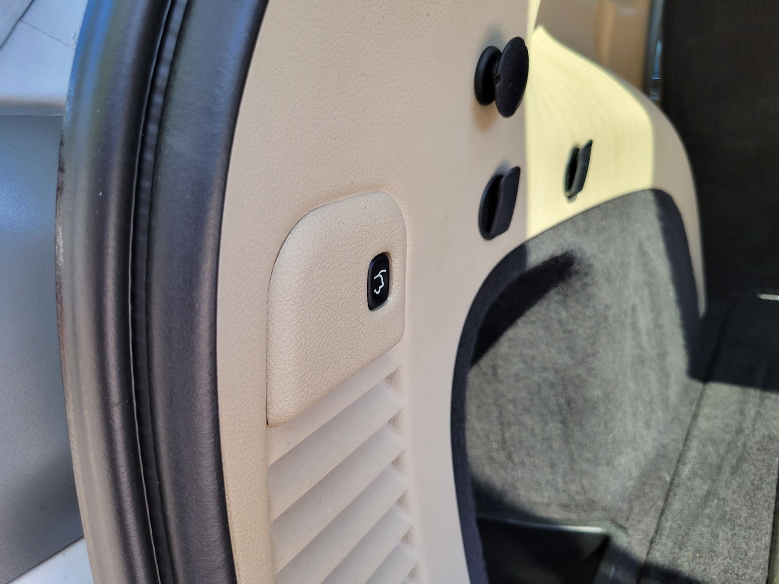 Used 2014 White Jeep Limited image 25