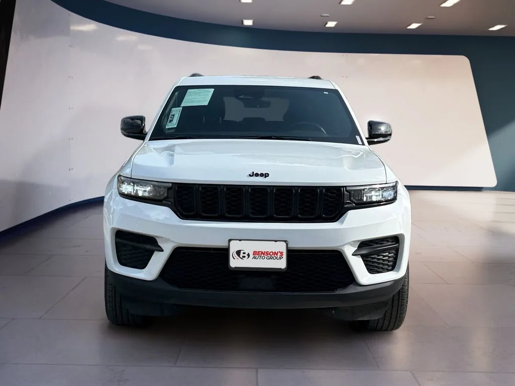 Used 2025 White Jeep Altitude image 8