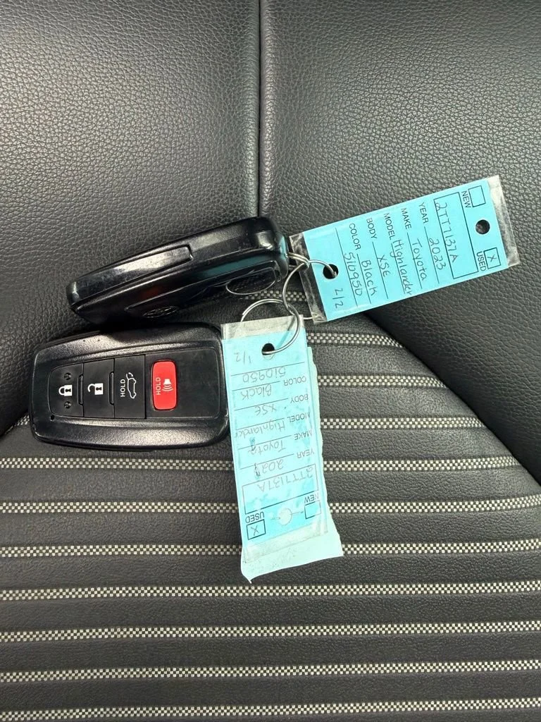 Used 2023  Toyota L image 40