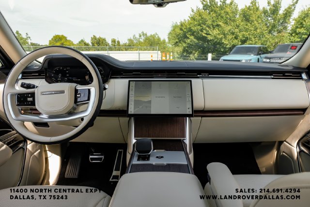 Used 2024  Land Rover SE image 14