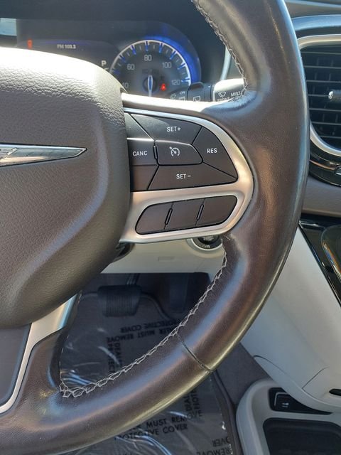 Used 2019 Velvet Chrysler Touring L Plus image 27