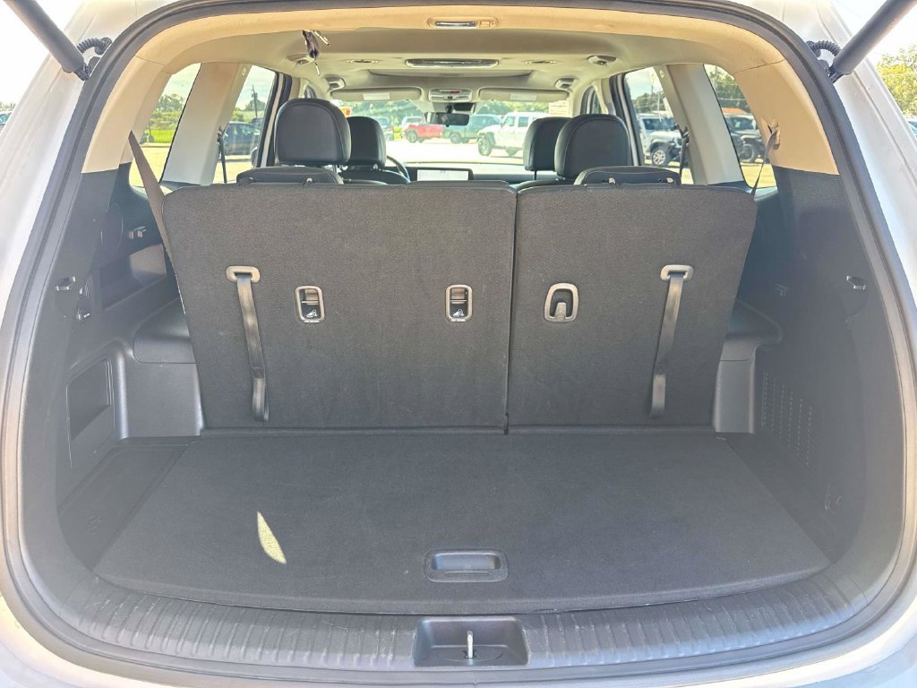 Used 2025 White Kia S image 18