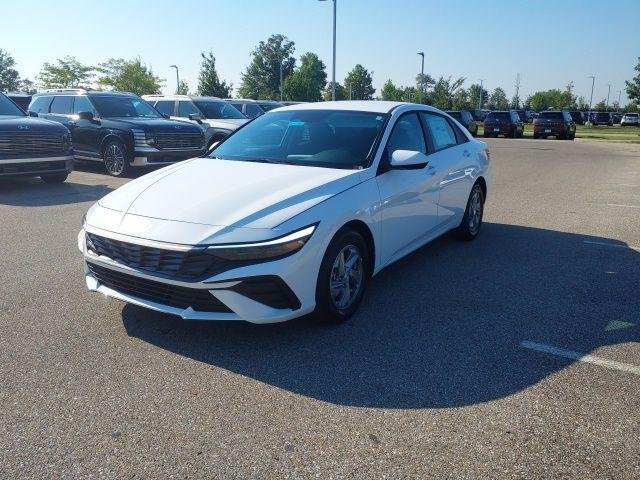New 2026 White Hyundai SE image 2