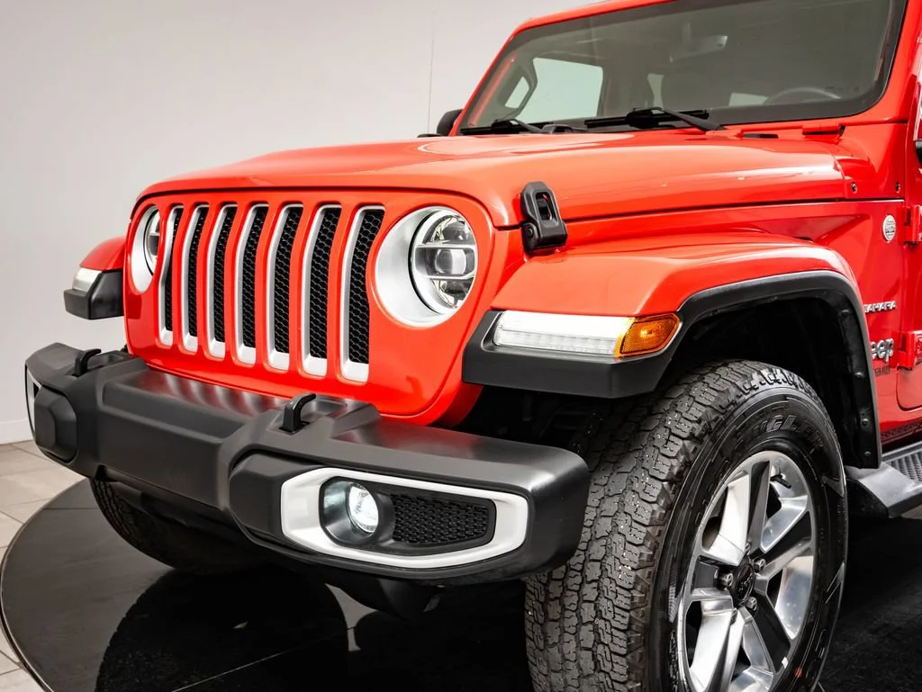 Used 2022 Firecracker Red Clearcoat Jeep Unlimited Sahara image 3