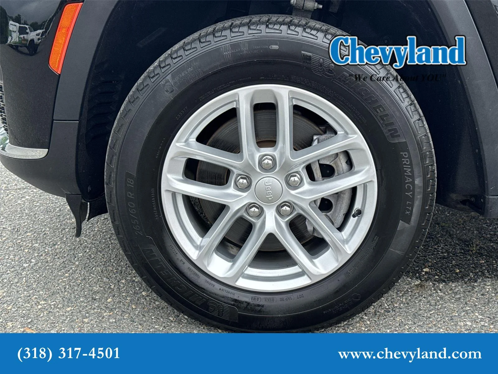 Used 2023 Diamond Black Crystal Pearlcoat Jeep Laredo image 32