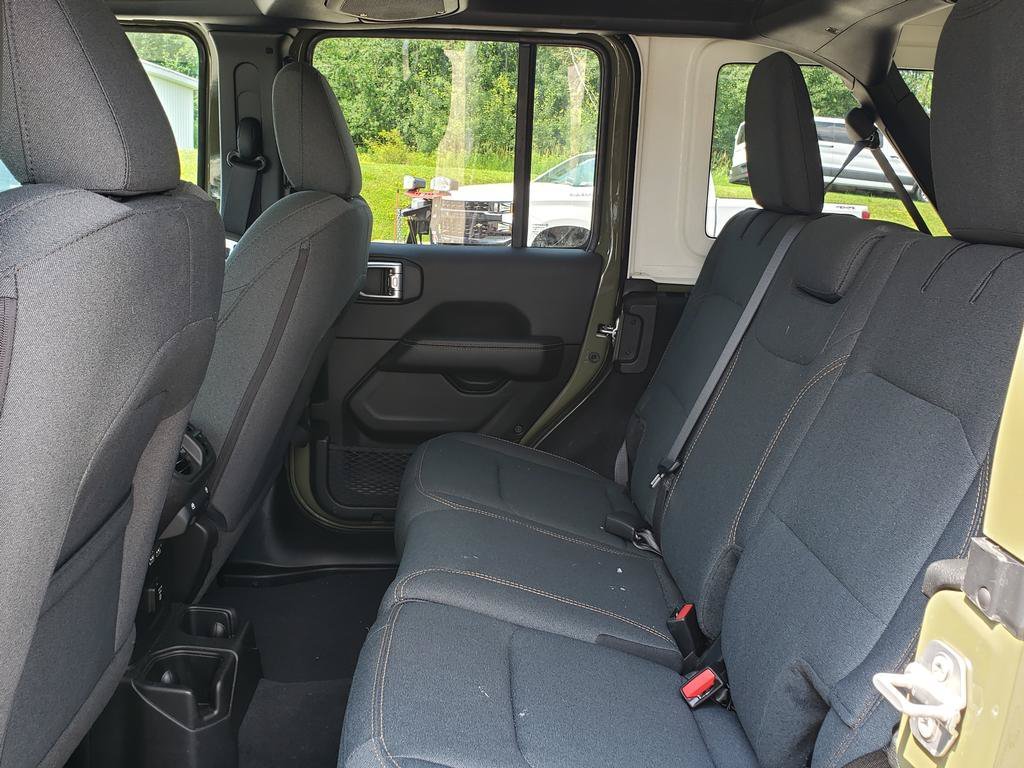 Used 2026 41 Jeep Sahara image 13