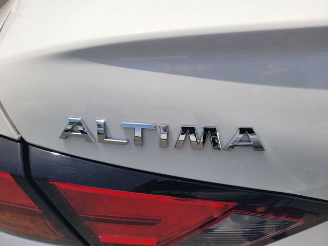 Used 2021 White Nissan 2.5 S image 10