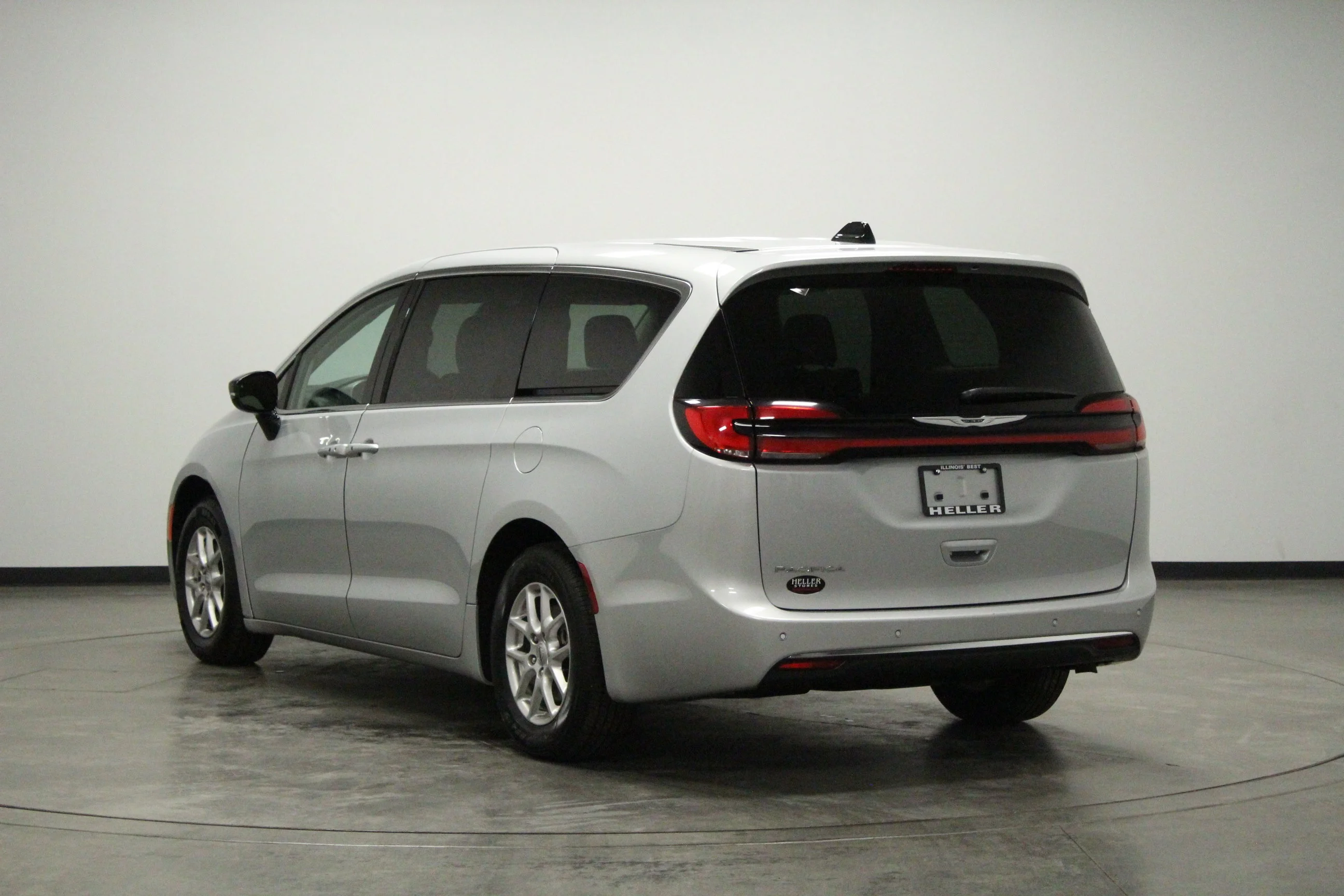 Used 2024 Silver Mist Clearcoat Chrysler Touring L image 6