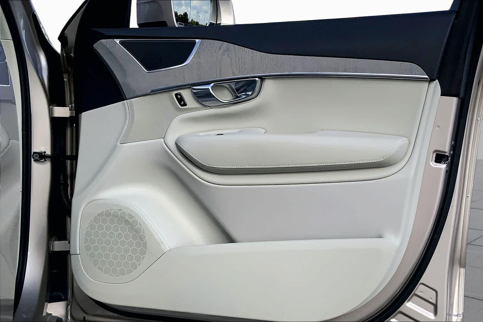 Used 2025 Bright Dusk Metallic Volvo Plus image 22