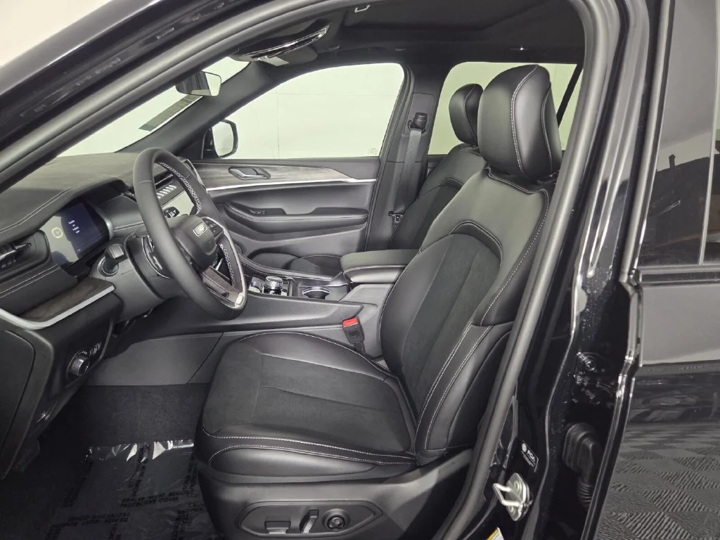New 2026 Diamond Black Crystal Pearl-Coat Exterior Paint Jeep Laredo Altitude image 9