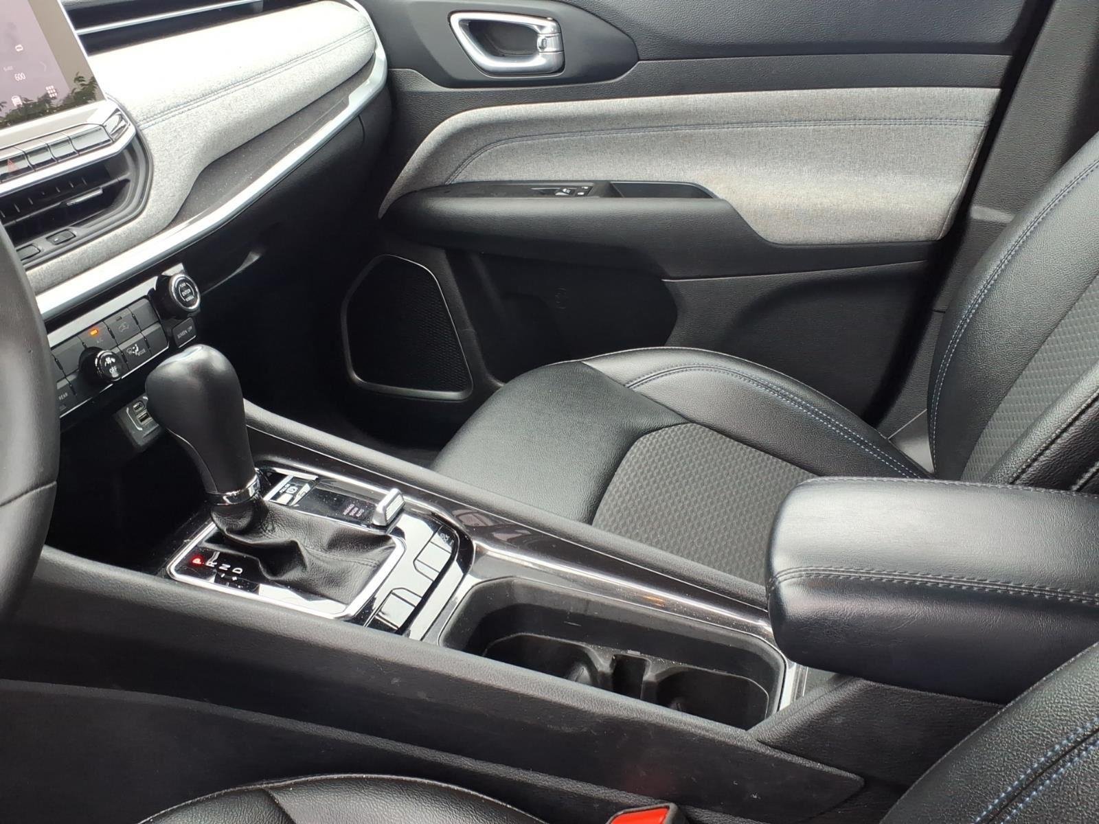 Used 2024 Sting-Gray Clearcoat Jeep Latitude image 20