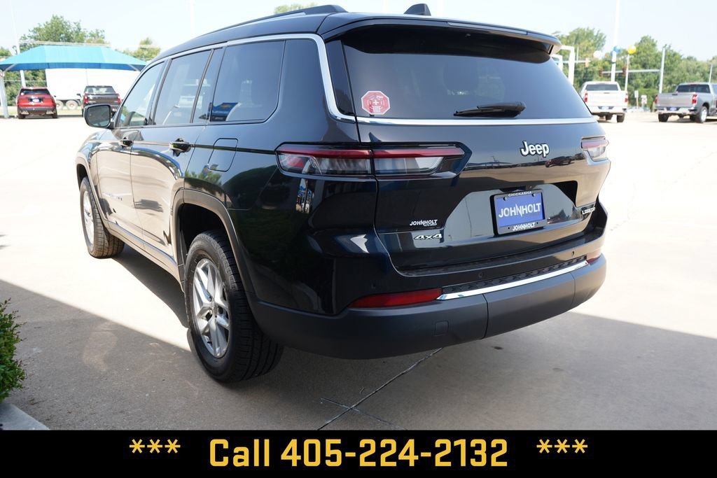 Used 2023  Jeep Laredo image 12