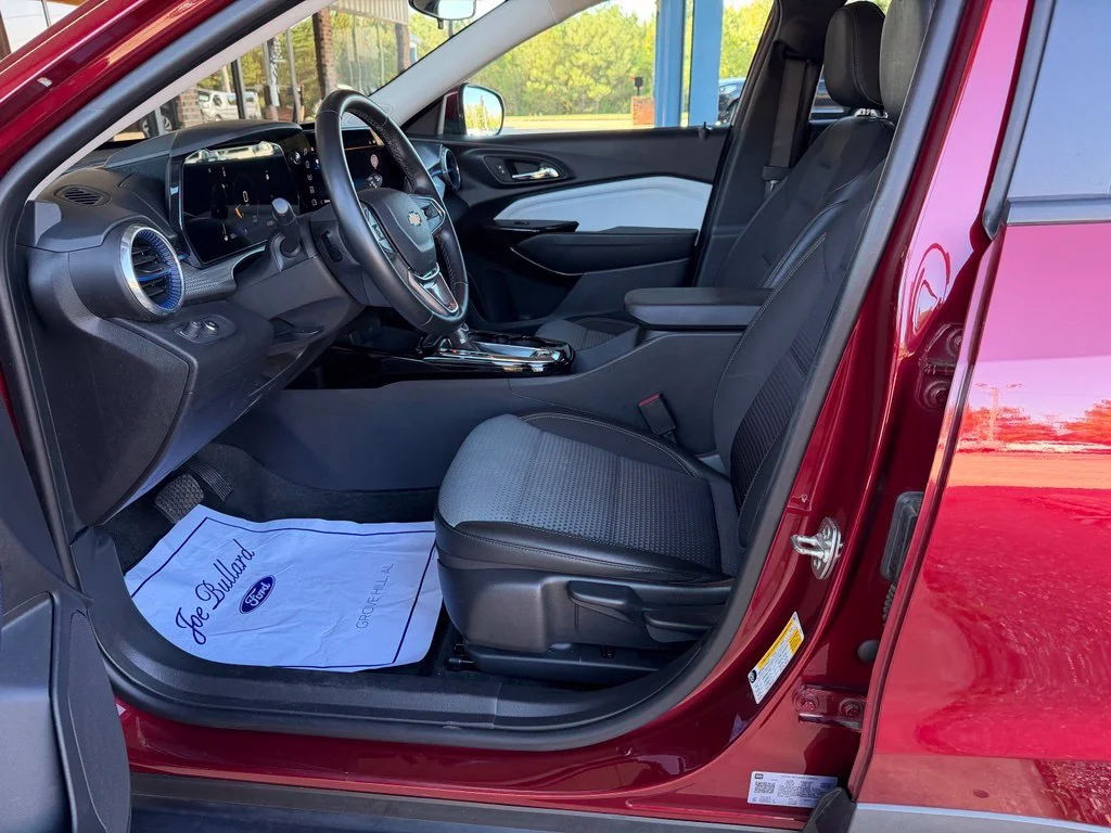 Used 2025 Red Chevrolet LT image 4