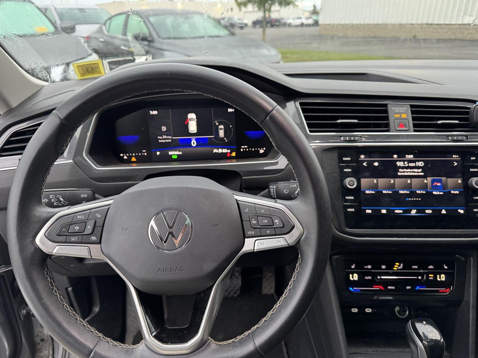 Used 2023 Pyrite Silver Metallic Volkswagen SE image 4