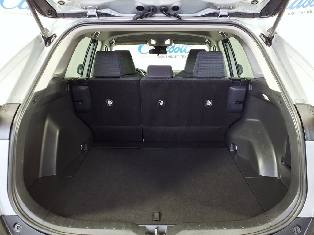 2025 Toyota RAV4 LE - Photo 9