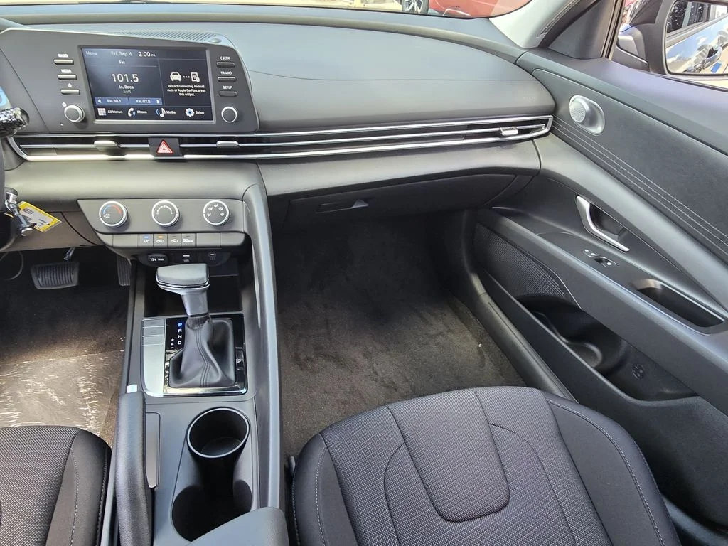 New 2026 White Hyundai SE image 9