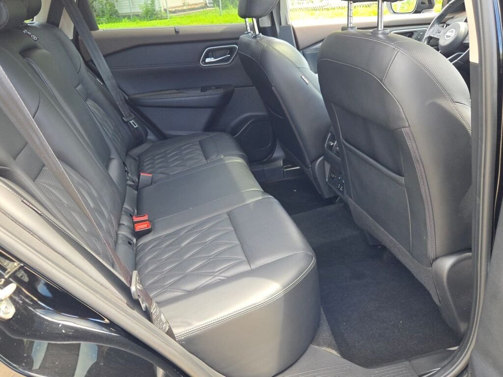 Used 2021  Nissan Platinum image 12