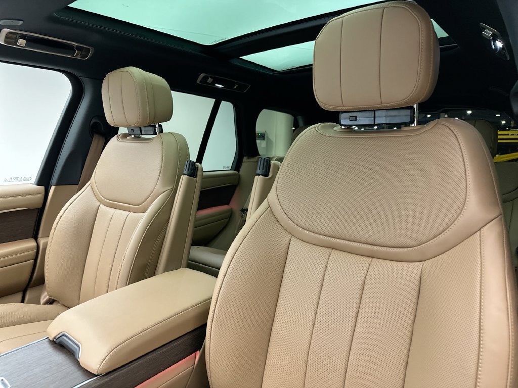 Used 2025  Land Rover SE image 8