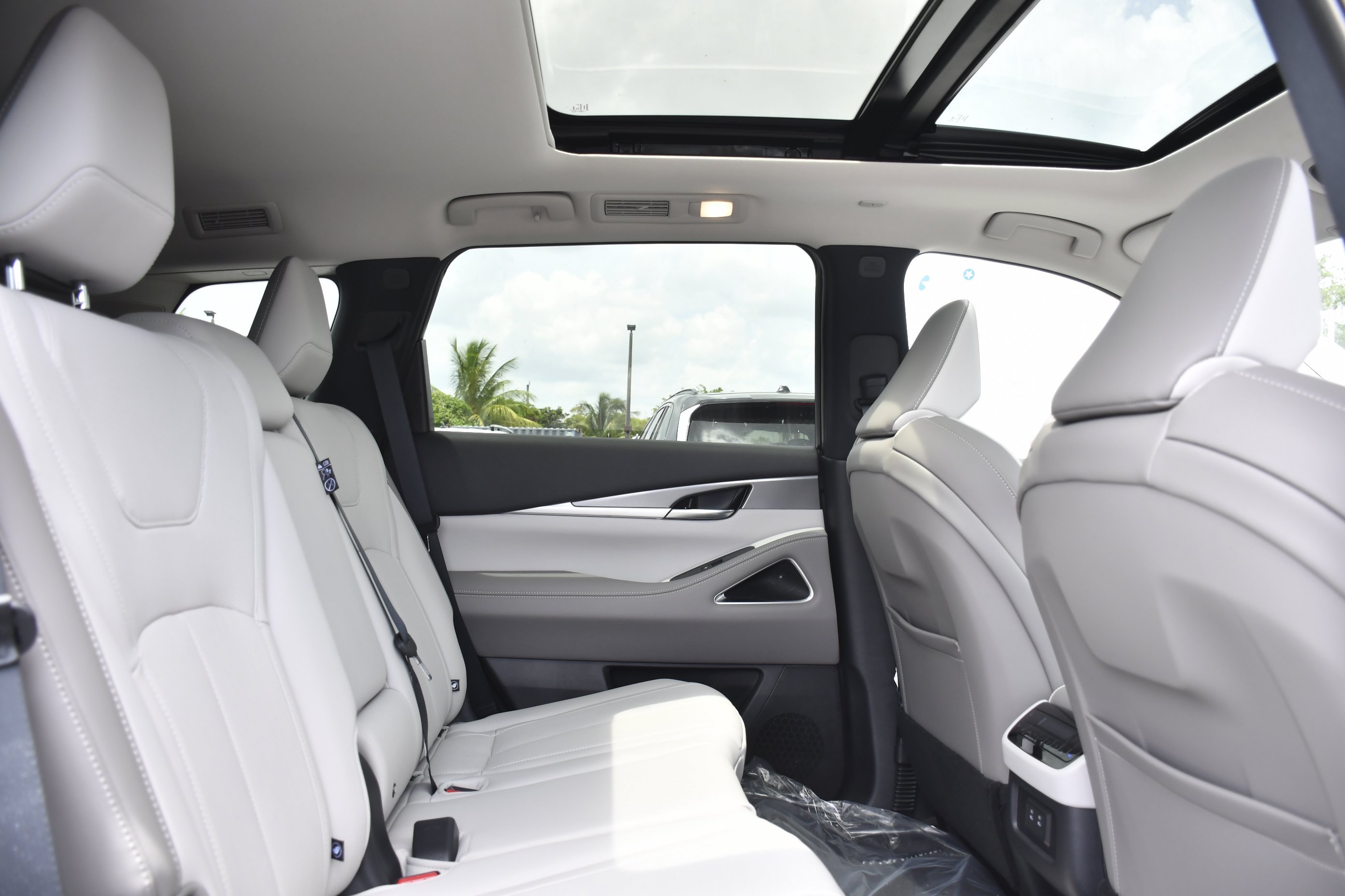 New 2027 RADIANT WHITE INFINITI Luxe FWD image 30