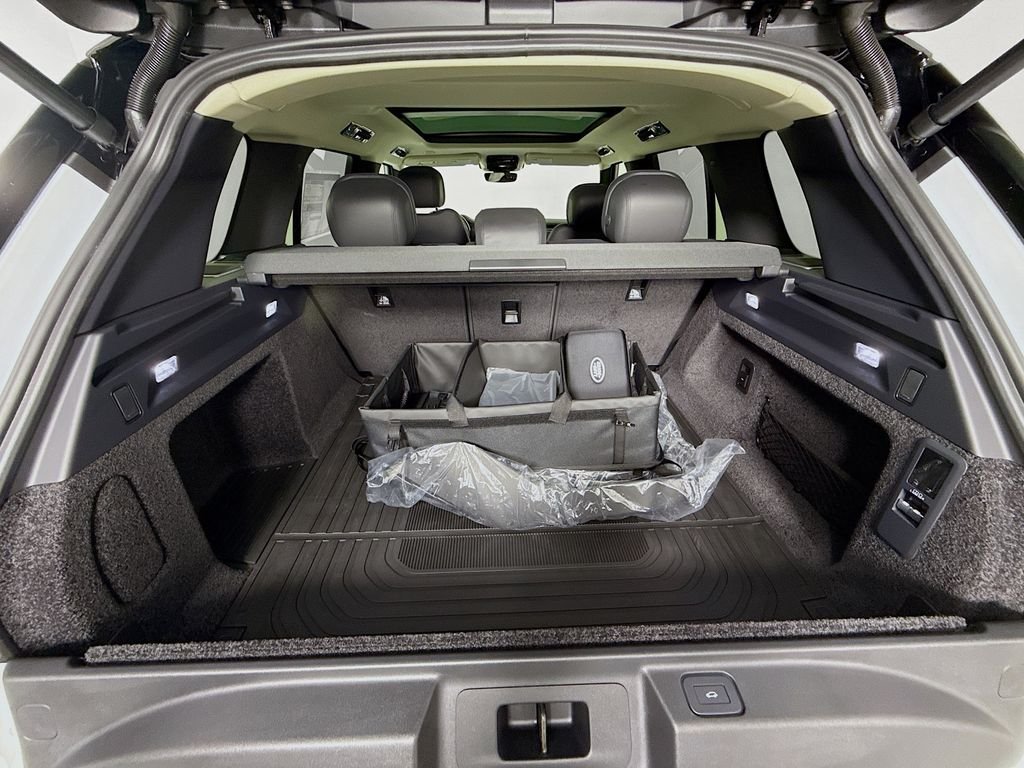 New 2025 Fuji White Land Rover SE image 10