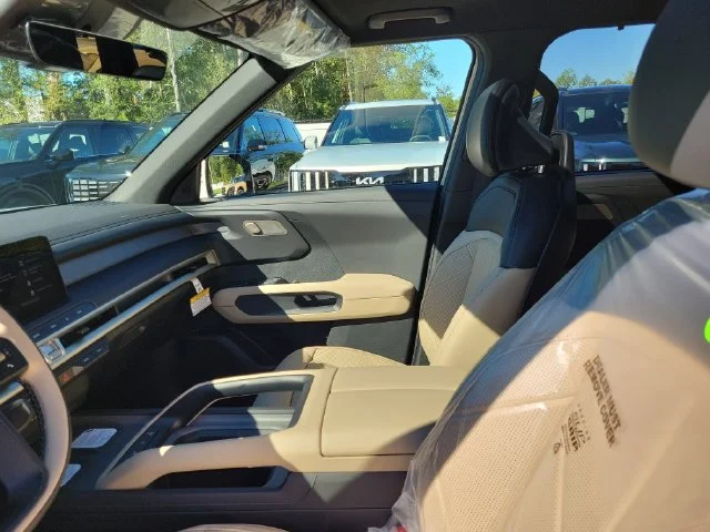 New 2027 Ivory Silver Kia EX image 17