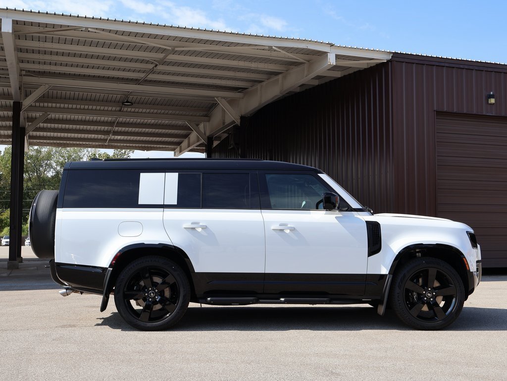 Used 2025 Fuji White Land Rover V8 image 4