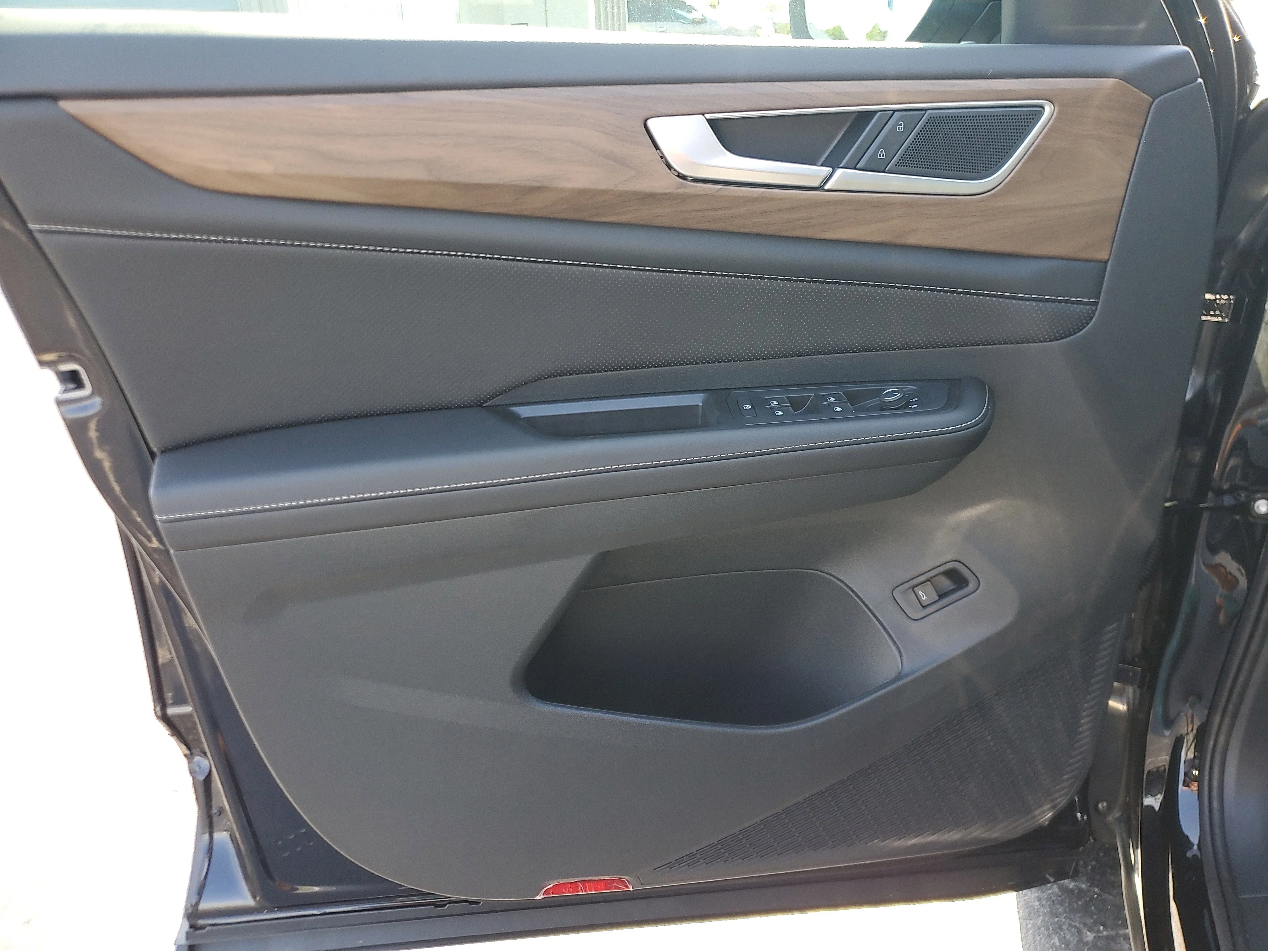 New 2026 Black Volkswagen 2.0T SE w/Technology image 19