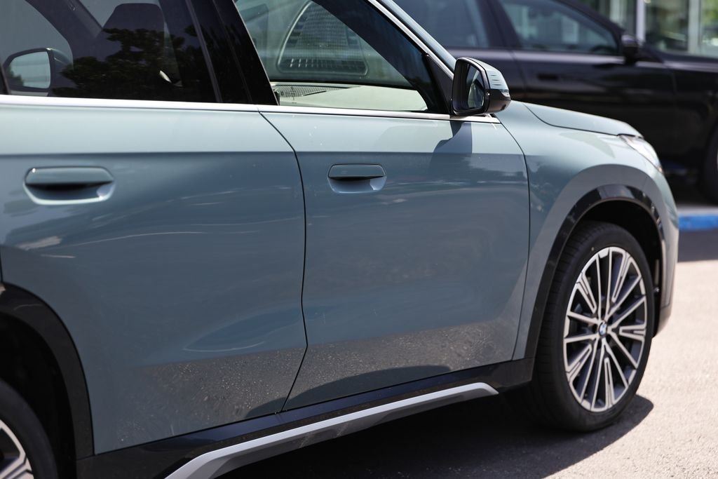 New 2026 Cape York Green Metallic BMW xDrive28i image 7