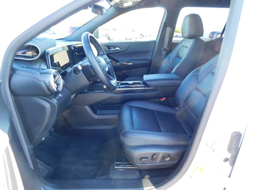 Used 2025 White Chevrolet LT image 12