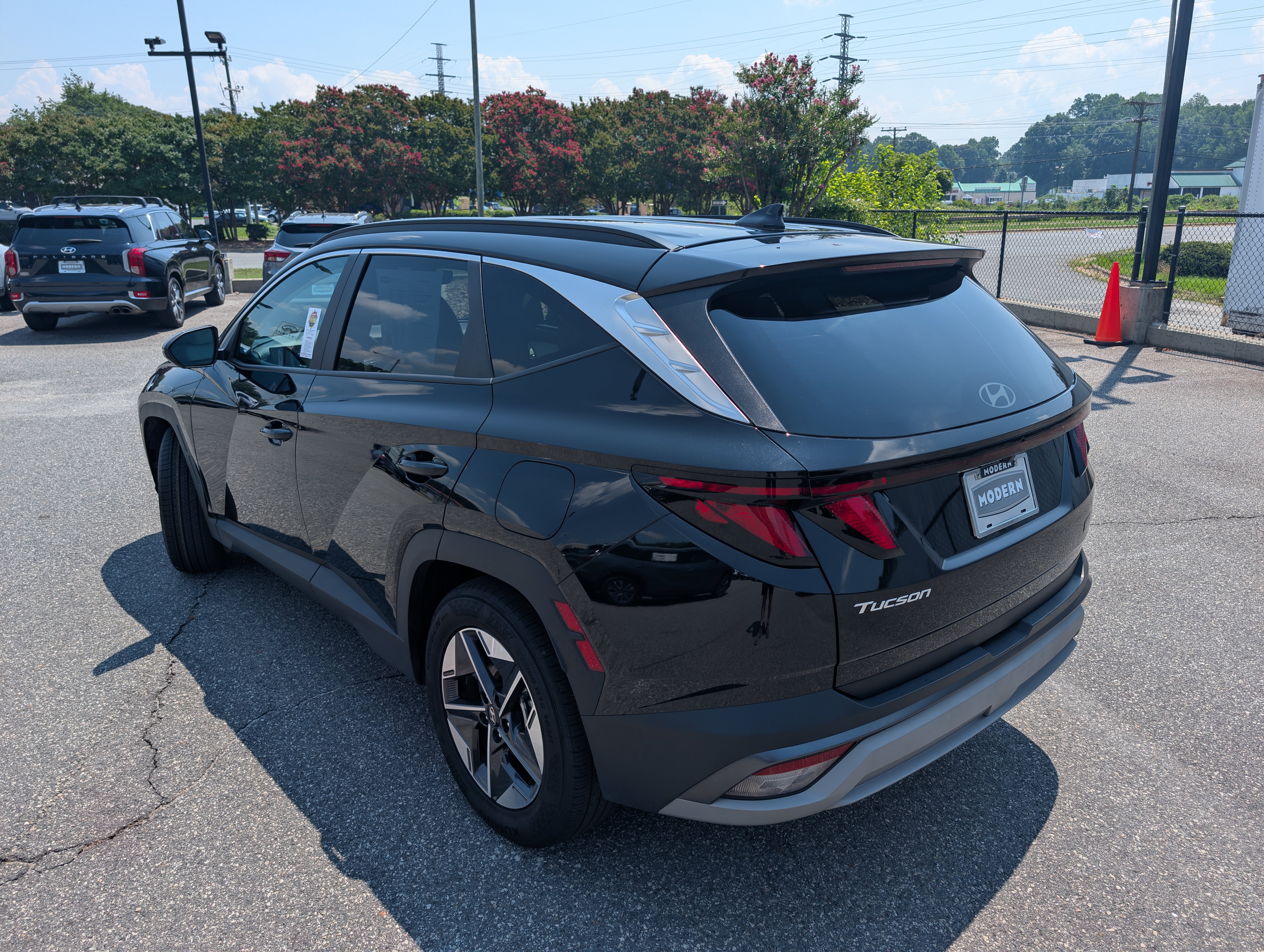Used 2025 Phantom Black Hyundai SEL image 5