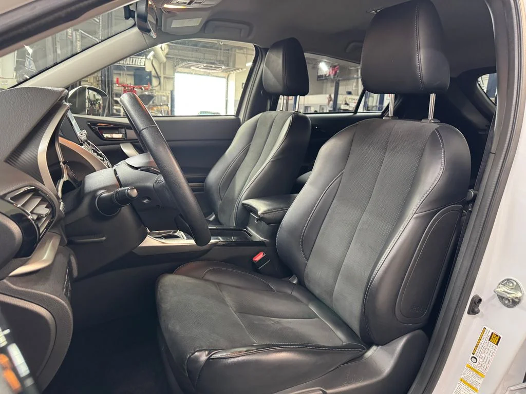 Used 2024 White Mitsubishi SE image 17