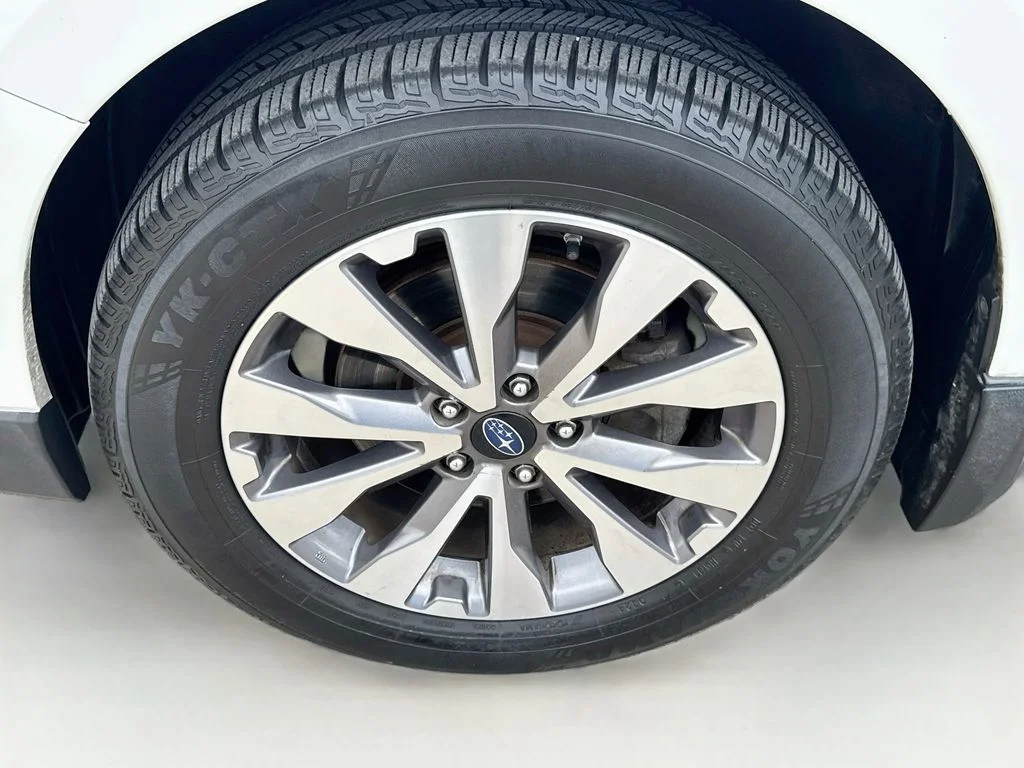 Used 2018 White Subaru 2.5i image 41